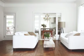 Helles Wohnzimmer mit zwei weißen Sofas